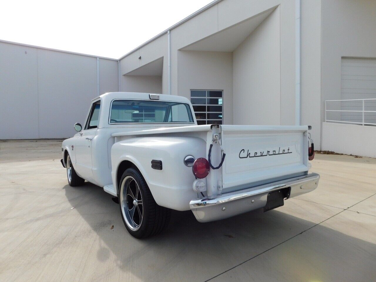 Chevrolet-C-10-Pickup-1968-White-Black-35803-8