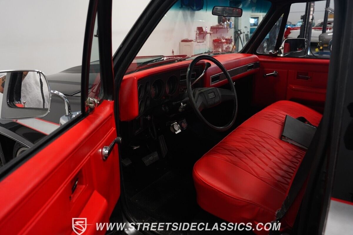 Chevrolet-C-10-Pickup-1986-Black-Red-85112-4