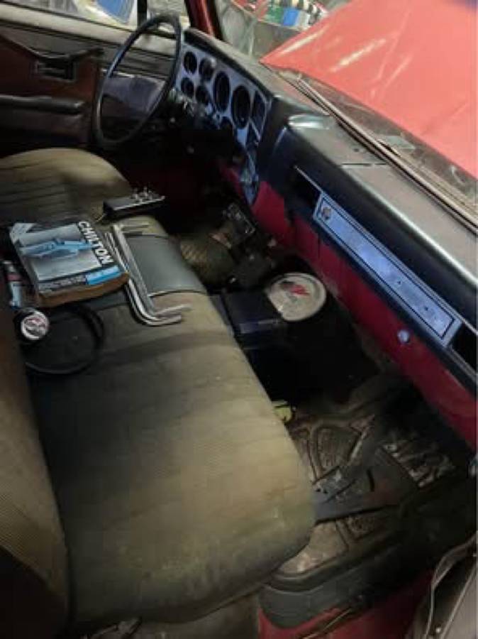 Chevrolet-C10-1984-red-198681-6