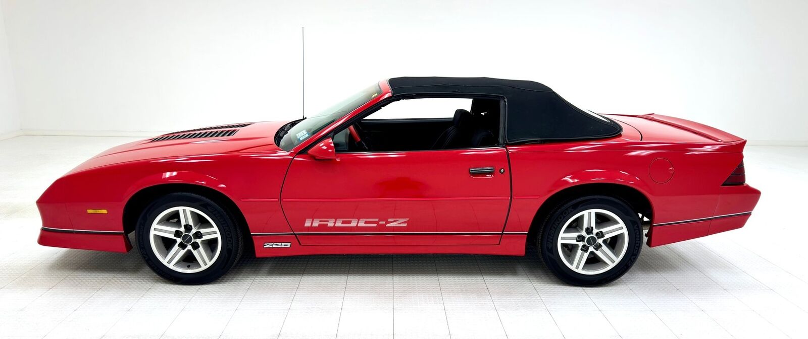 Chevrolet-Camaro-Cabriolet-1987-Red-Black-103931-2