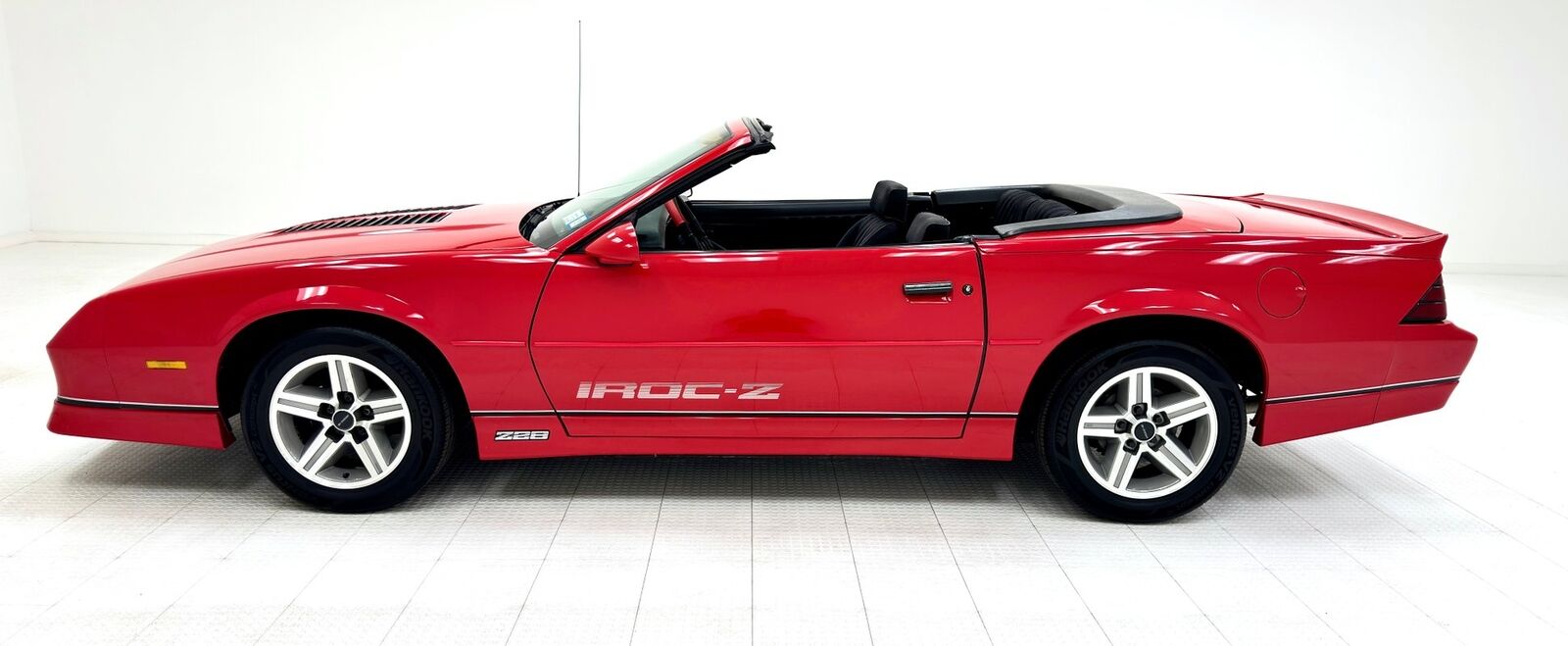 Chevrolet-Camaro-Cabriolet-1987-Red-Black-103931-3