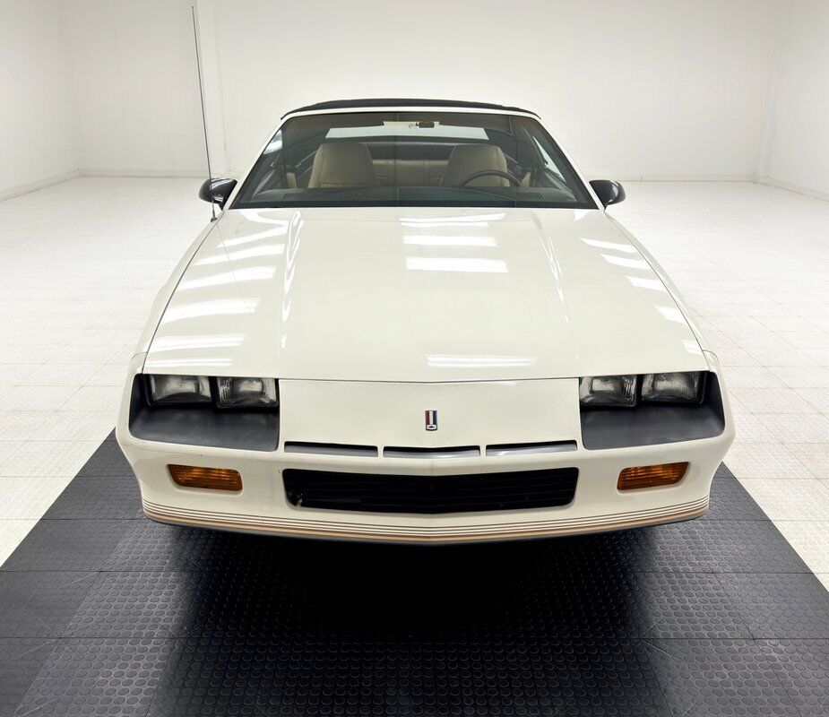 Chevrolet-Camaro-Cabriolet-1987-White-Beige-135273-10