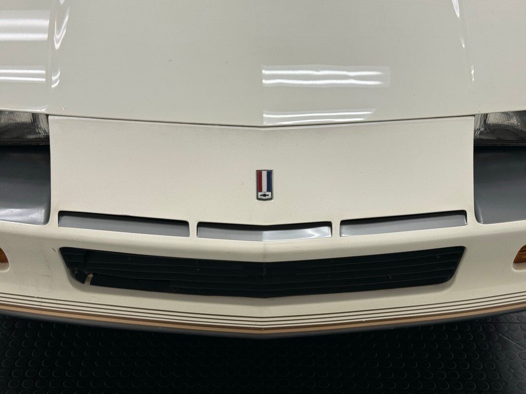 Chevrolet-Camaro-Cabriolet-1987-White-Beige-135273-11