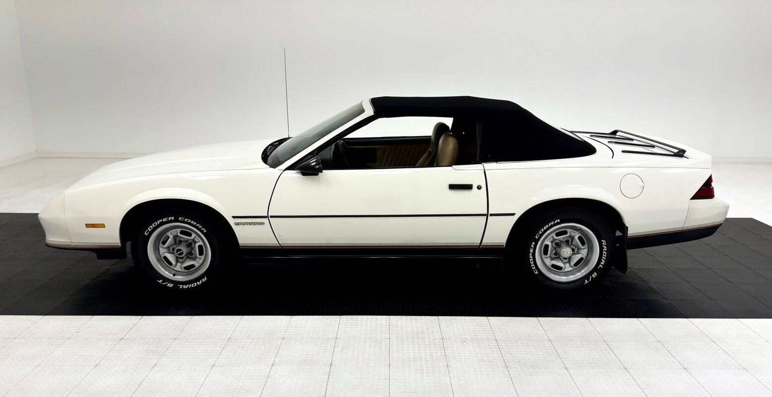 Chevrolet-Camaro-Cabriolet-1987-White-Beige-135273-2