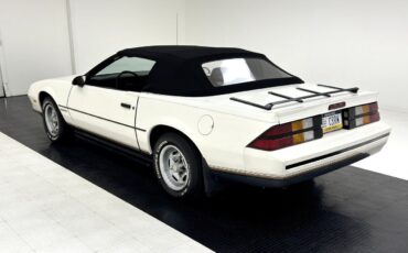 Chevrolet-Camaro-Cabriolet-1987-White-Beige-135273-4