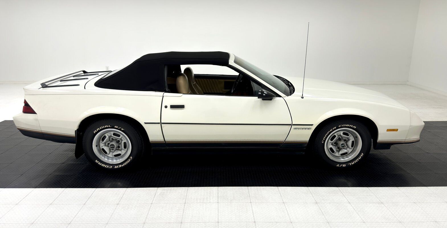 Chevrolet-Camaro-Cabriolet-1987-White-Beige-135273-8