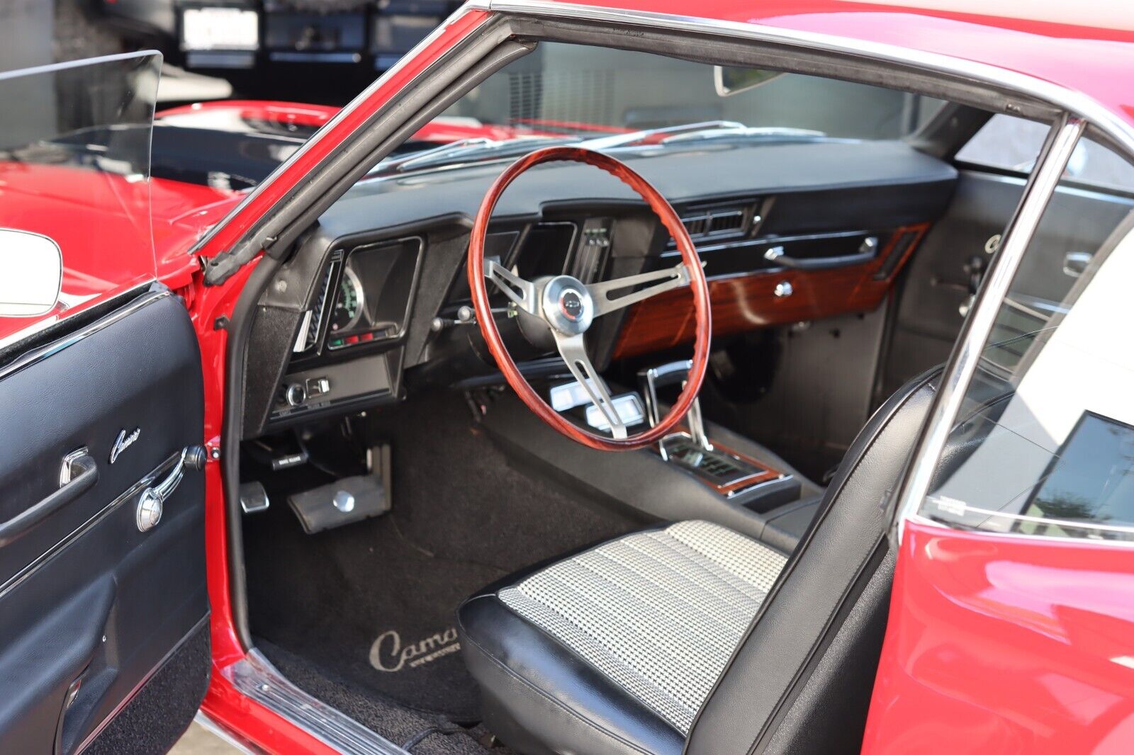 Chevrolet-Camaro-Coupe-1969-Red-Black-64-1