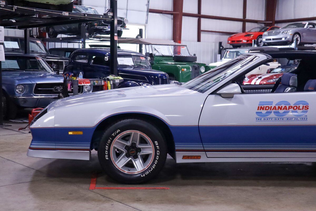 Chevrolet-Camaro-Coupe-1982-Silver-Blue-28780-1