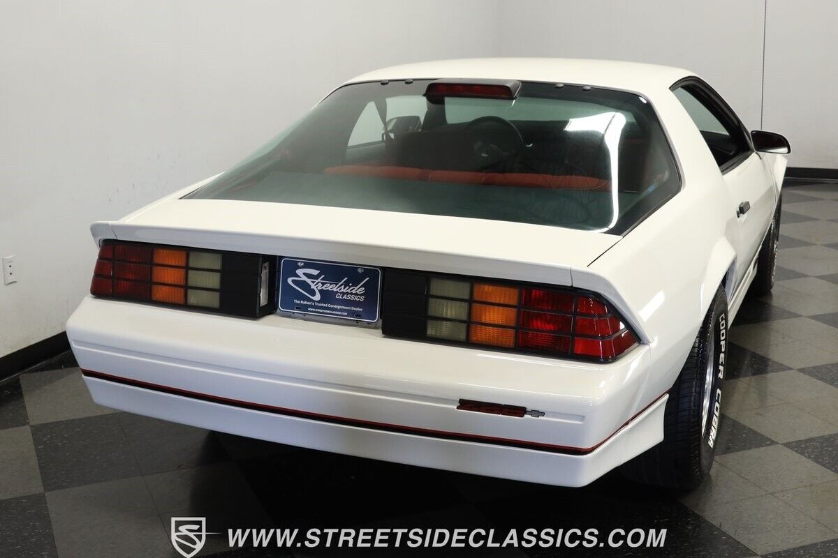 Chevrolet-Camaro-Coupe-1986-White-Red-25822-9