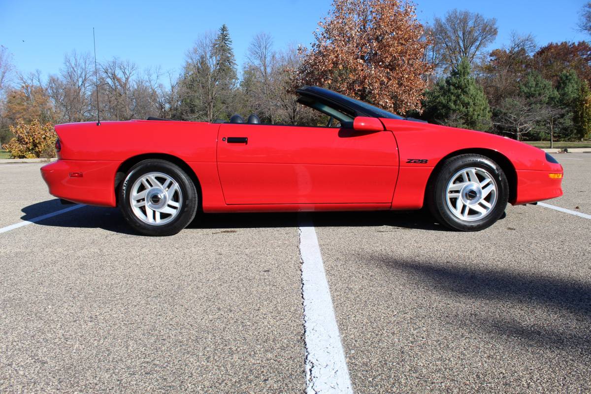 Chevrolet-Camaro-sport-coupe-amp-convertible-1995-1