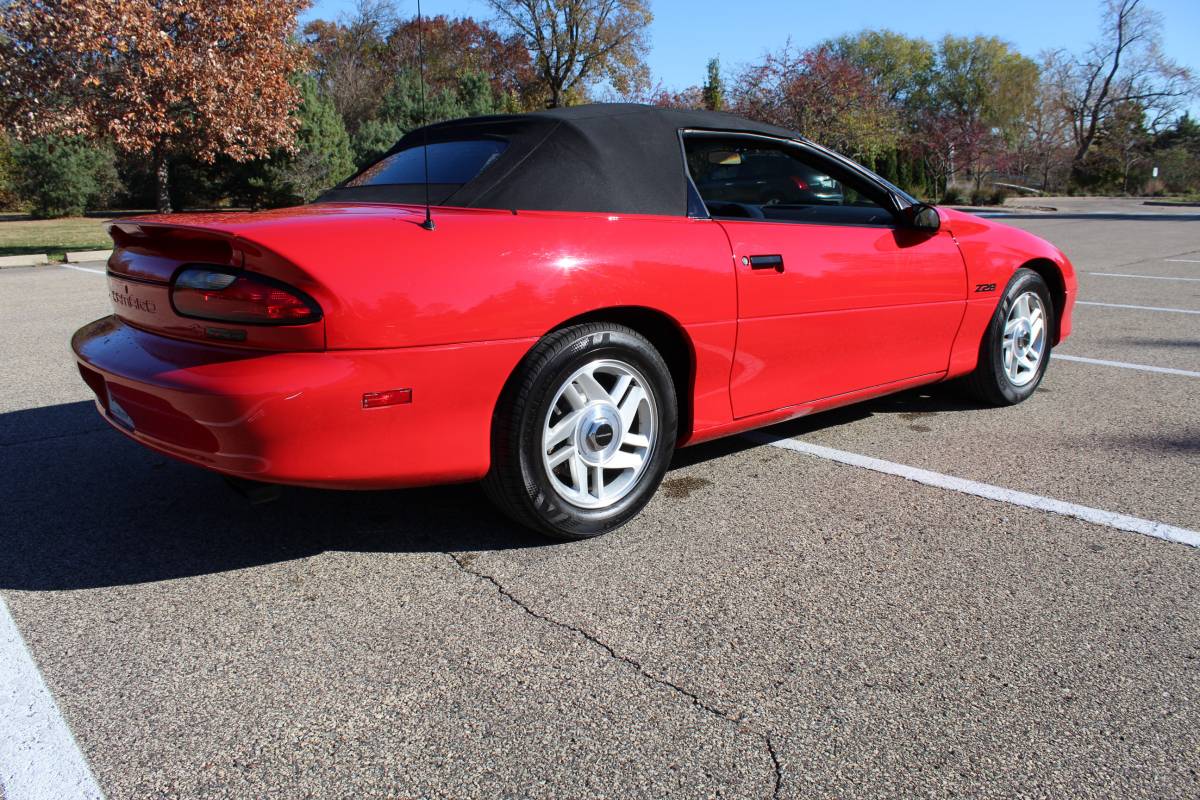 Chevrolet-Camaro-sport-coupe-amp-convertible-1995-10