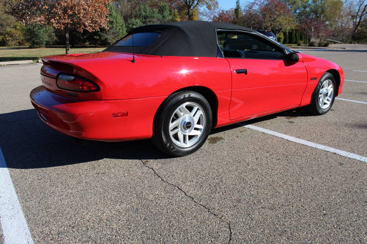 Chevrolet-Camaro-sport-coupe-amp-convertible-1995-12