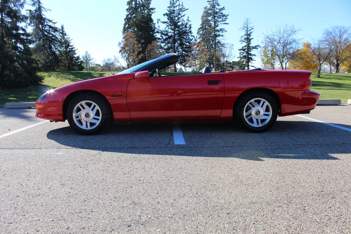 Chevrolet-Camaro-sport-coupe-amp-convertible-1995-2