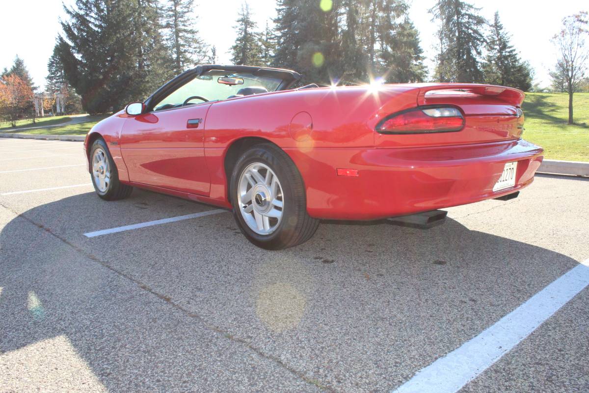 Chevrolet-Camaro-sport-coupe-amp-convertible-1995-3