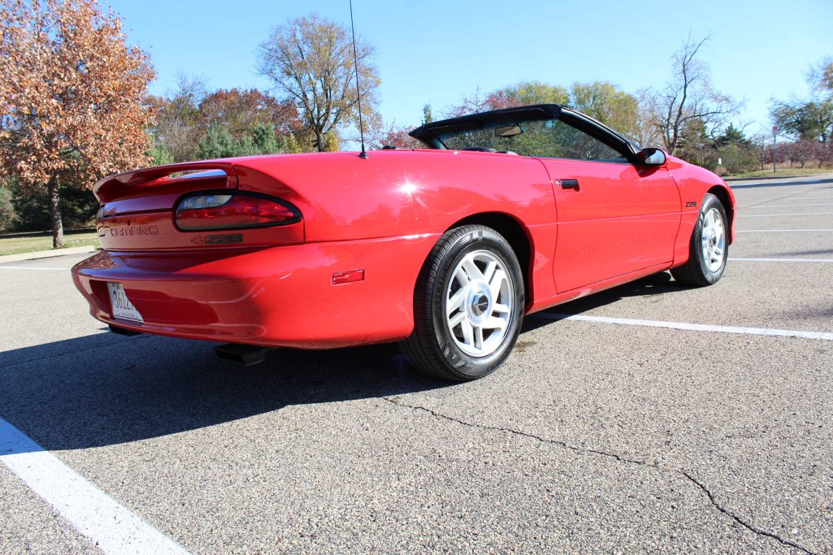 Chevrolet-Camaro-sport-coupe-amp-convertible-1995-4