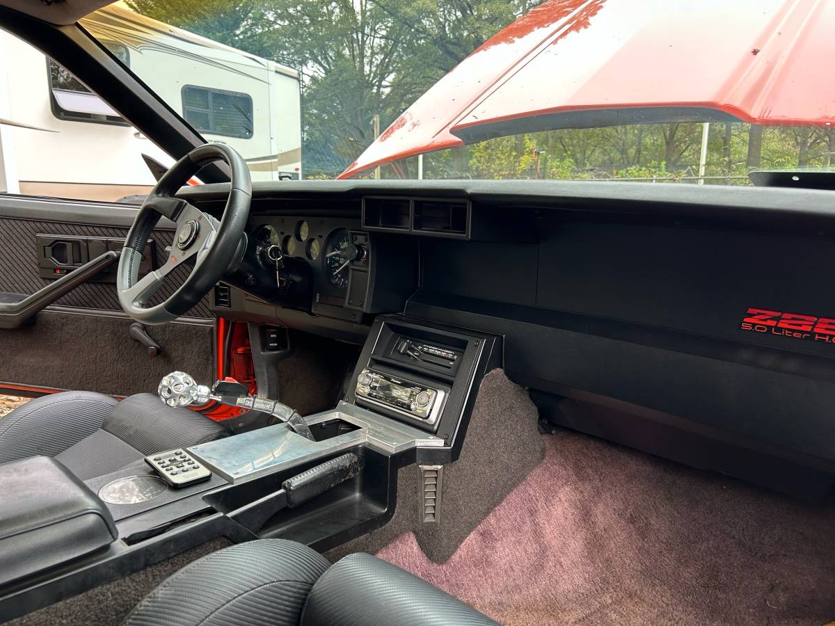 Chevrolet-Camaro-z28-1984-orange-112654-16