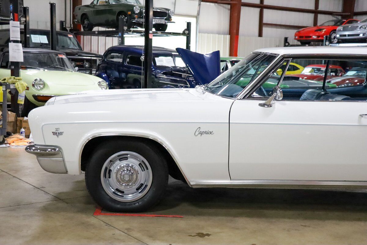 Chevrolet-Caprice-Coupe-1966-White-Blue-15445-2