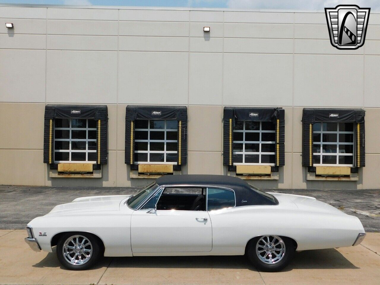 Chevrolet-Caprice-Coupe-1967-White-Black-108557-2