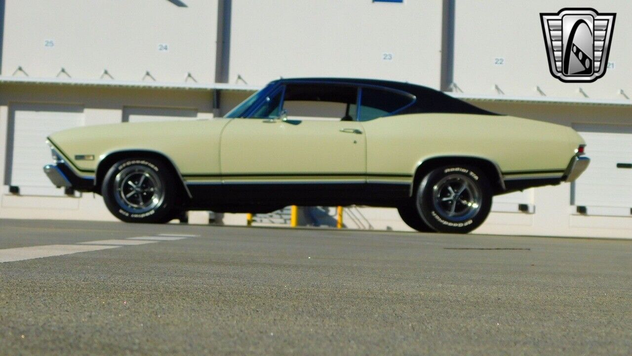 Chevrolet-Chevelle-1968-Ivory-Black-85078-4