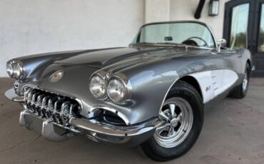 Chevrolet-Corvette-1960-2