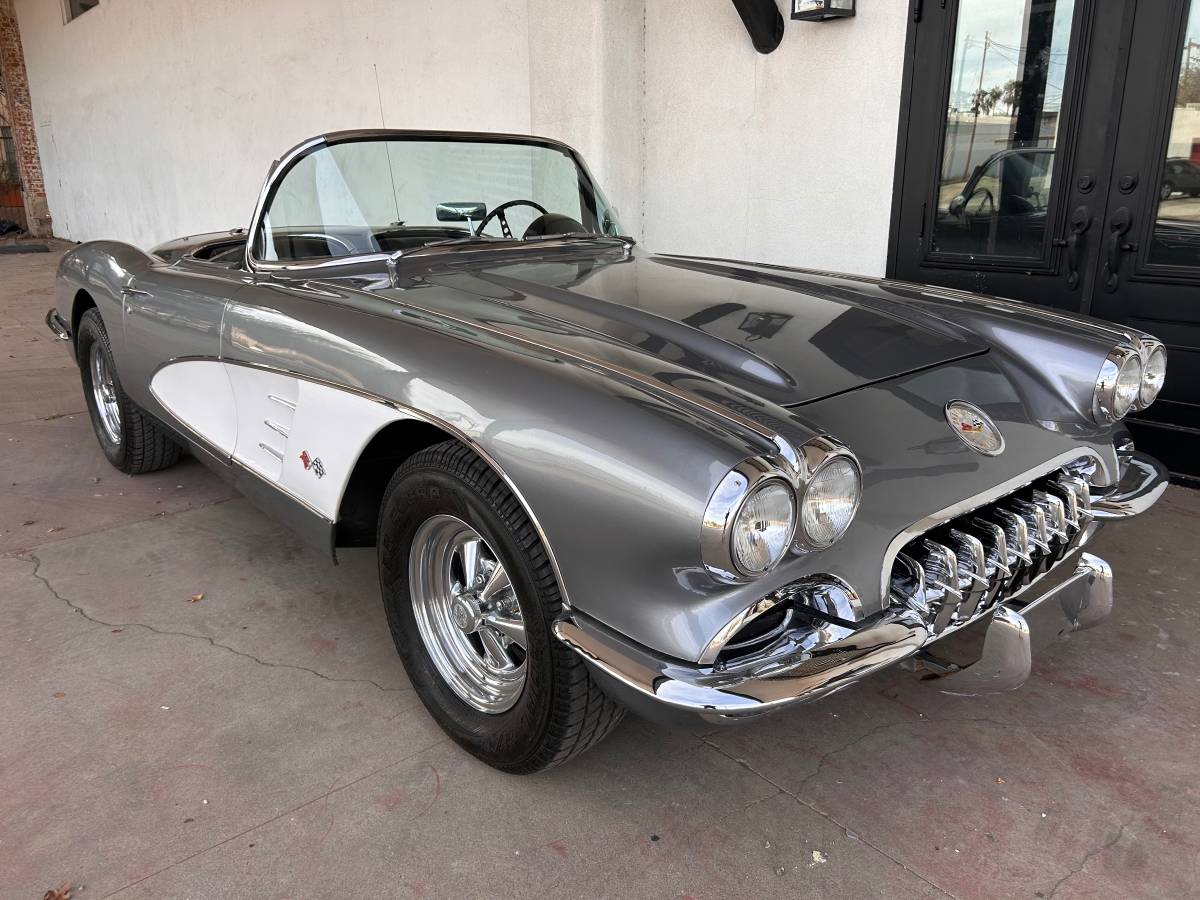 Chevrolet-Corvette-1960-4