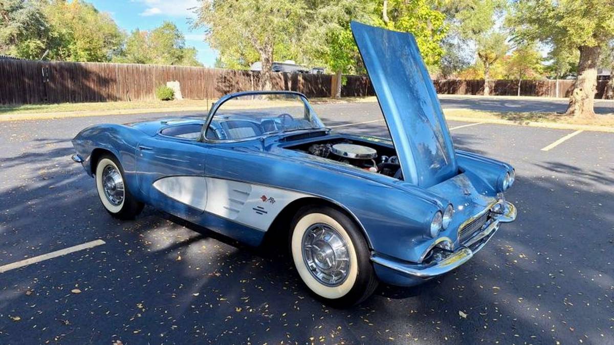 Chevrolet-Corvette-1961-17