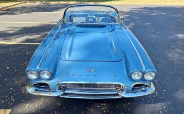 Chevrolet-Corvette-1961-2