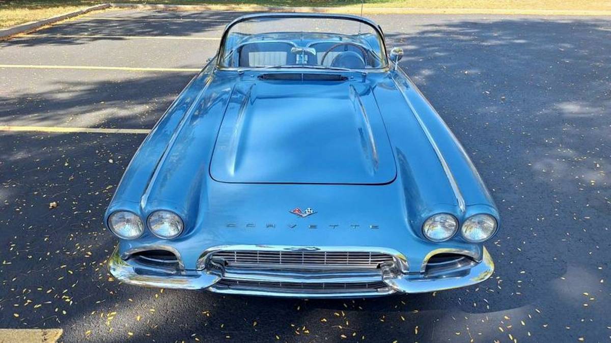 Chevrolet-Corvette-1961-2