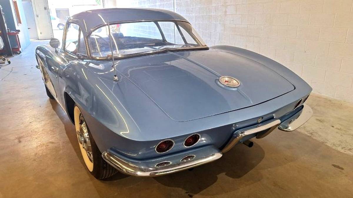 Chevrolet-Corvette-1961-22