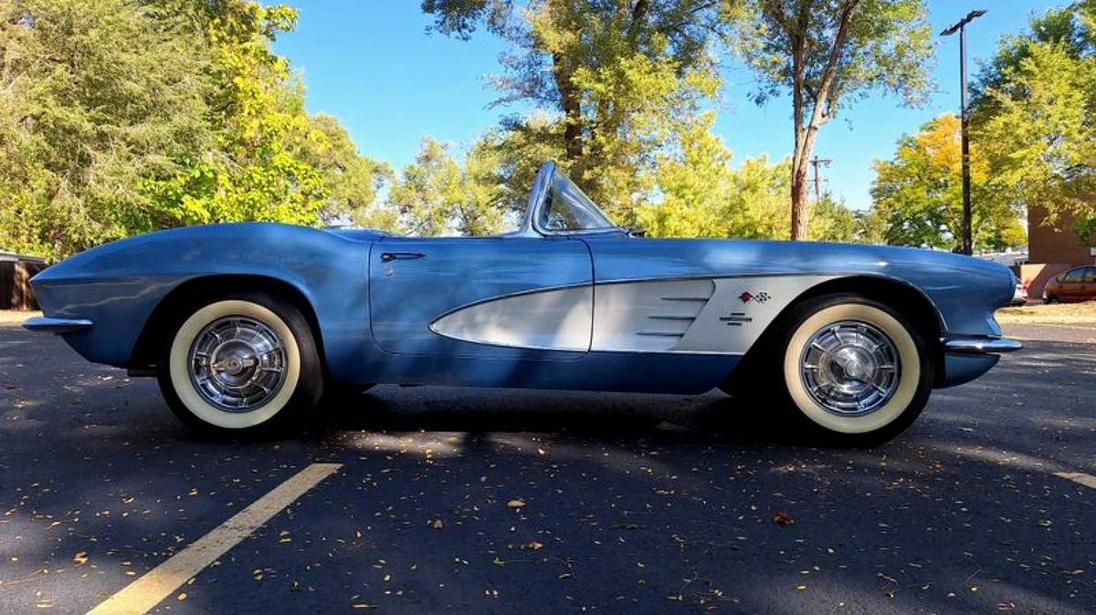 Chevrolet-Corvette-1961-4