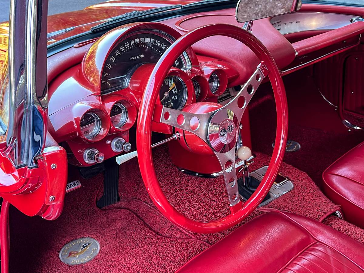 Chevrolet-Corvette-1962-red-137027-9