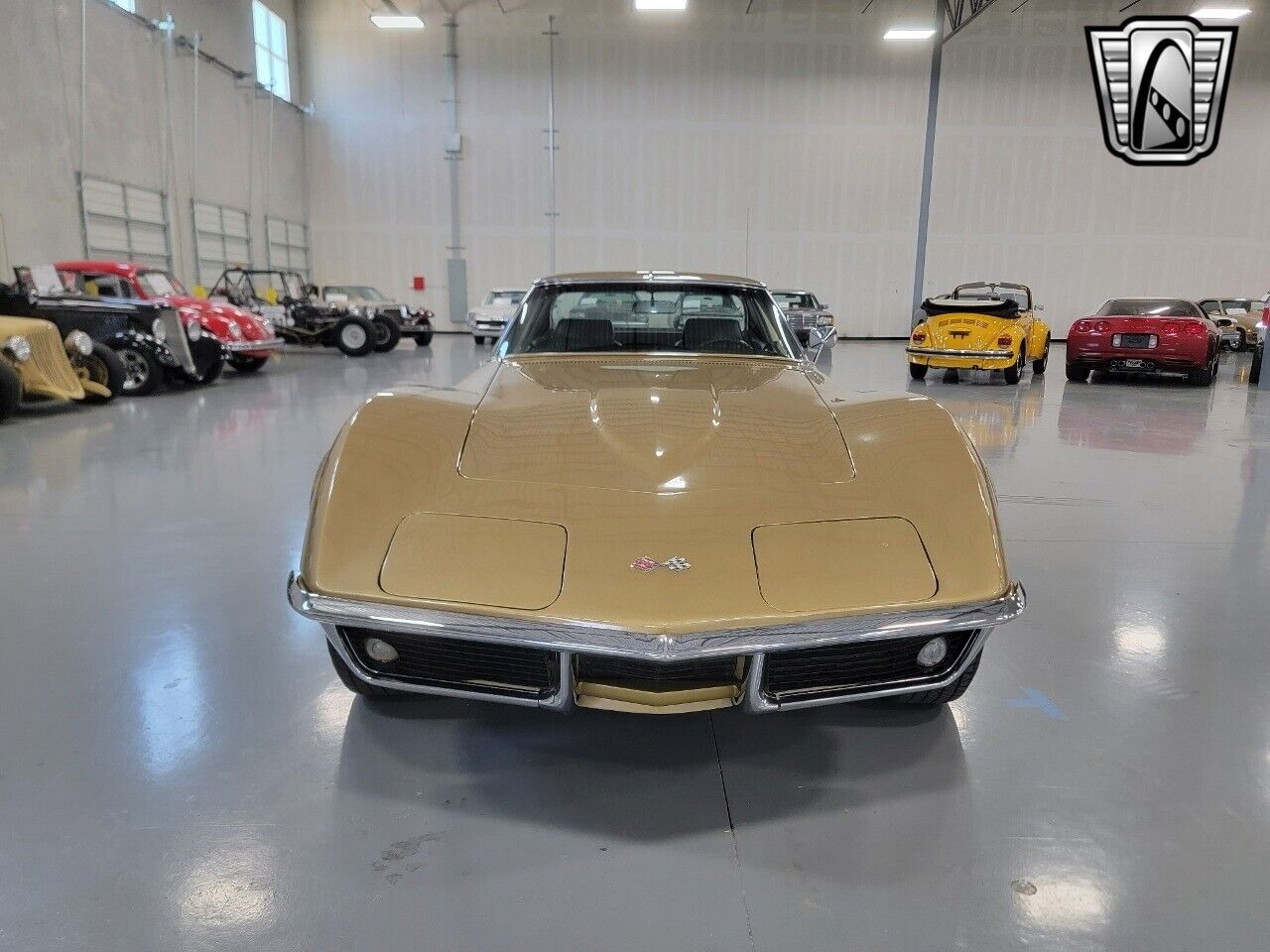 Chevrolet-Corvette-1969-Gold-Black-117622-2