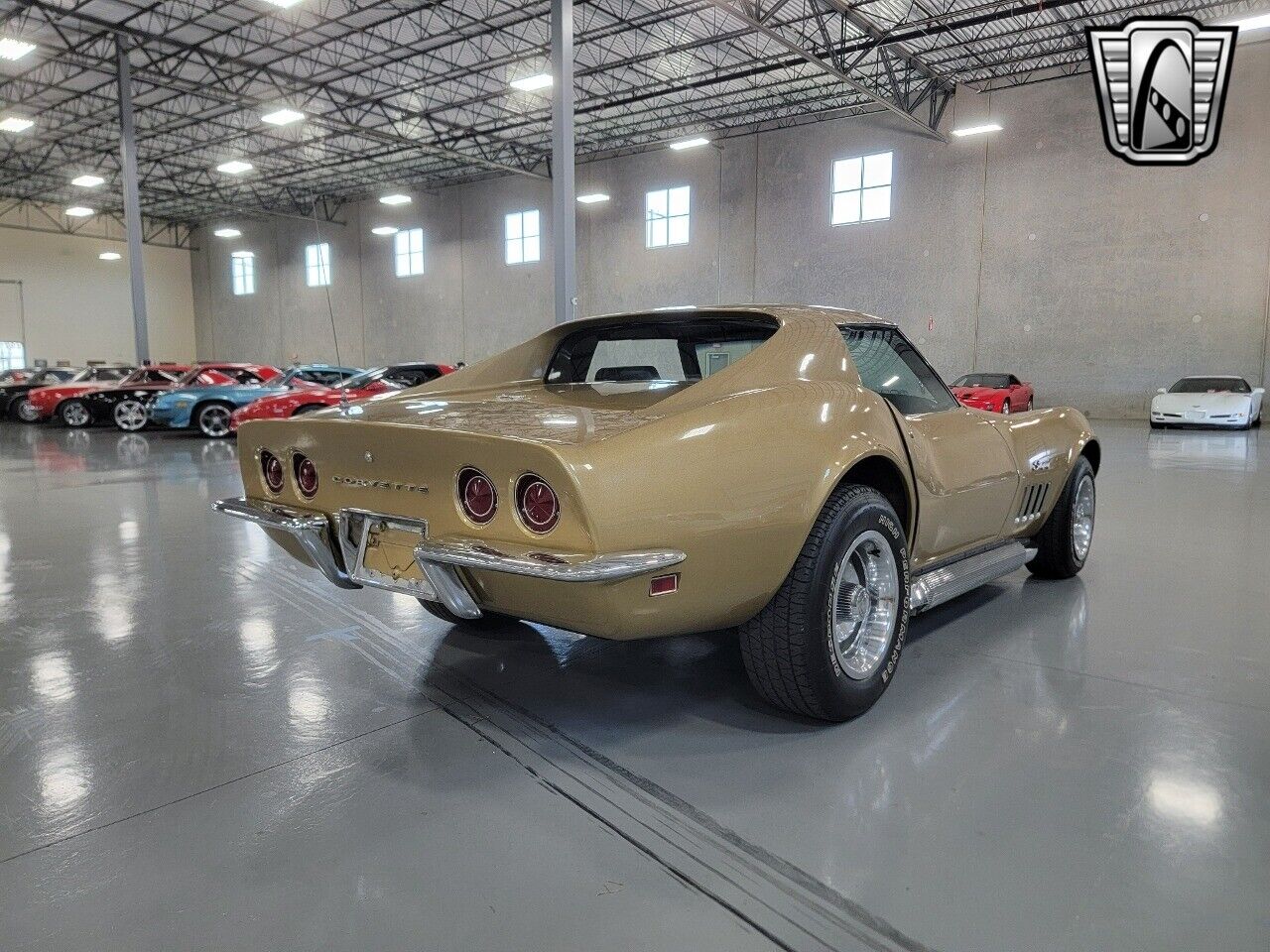 Chevrolet-Corvette-1969-Gold-Black-117622-7