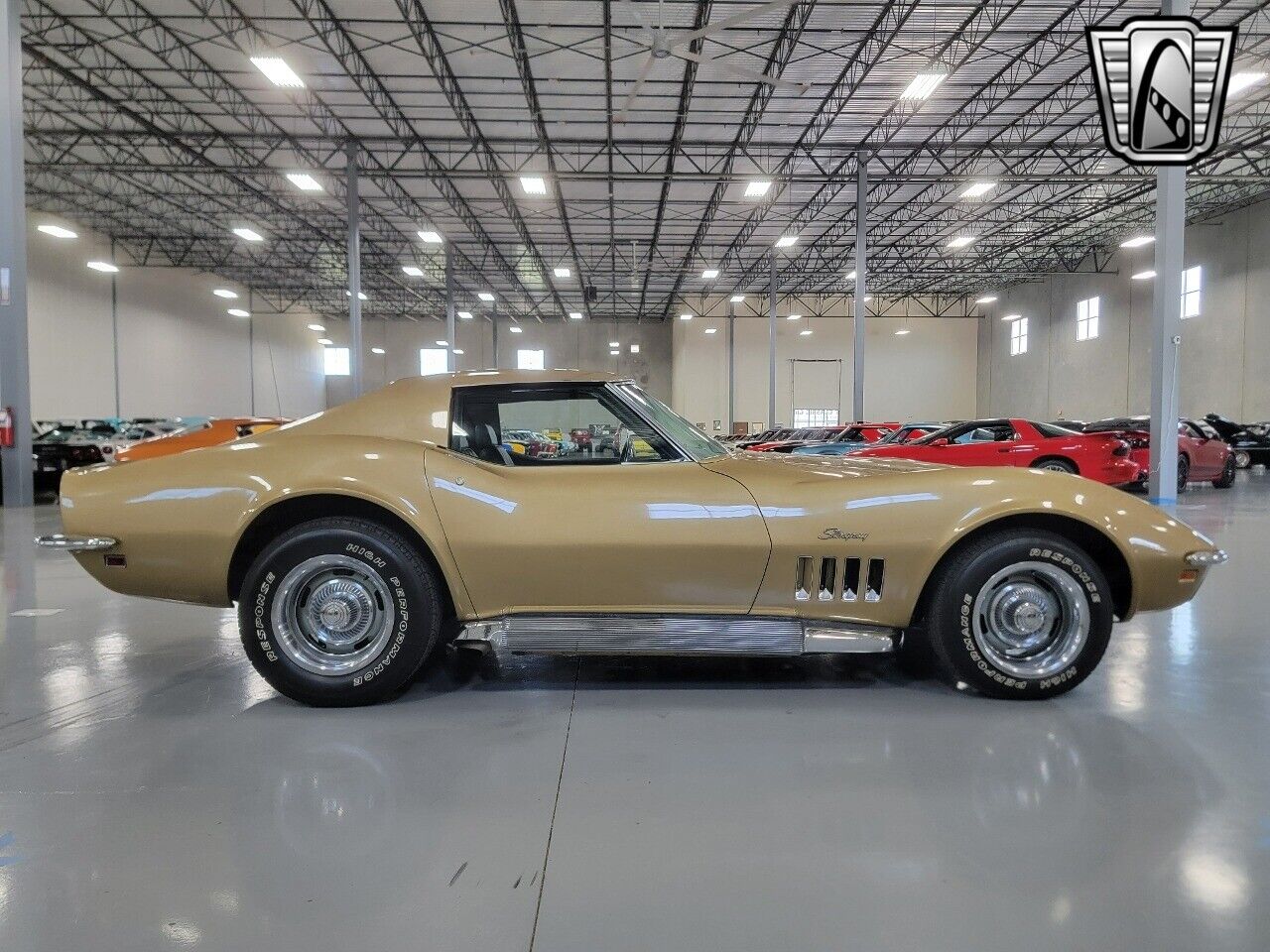 Chevrolet-Corvette-1969-Gold-Black-117622-8