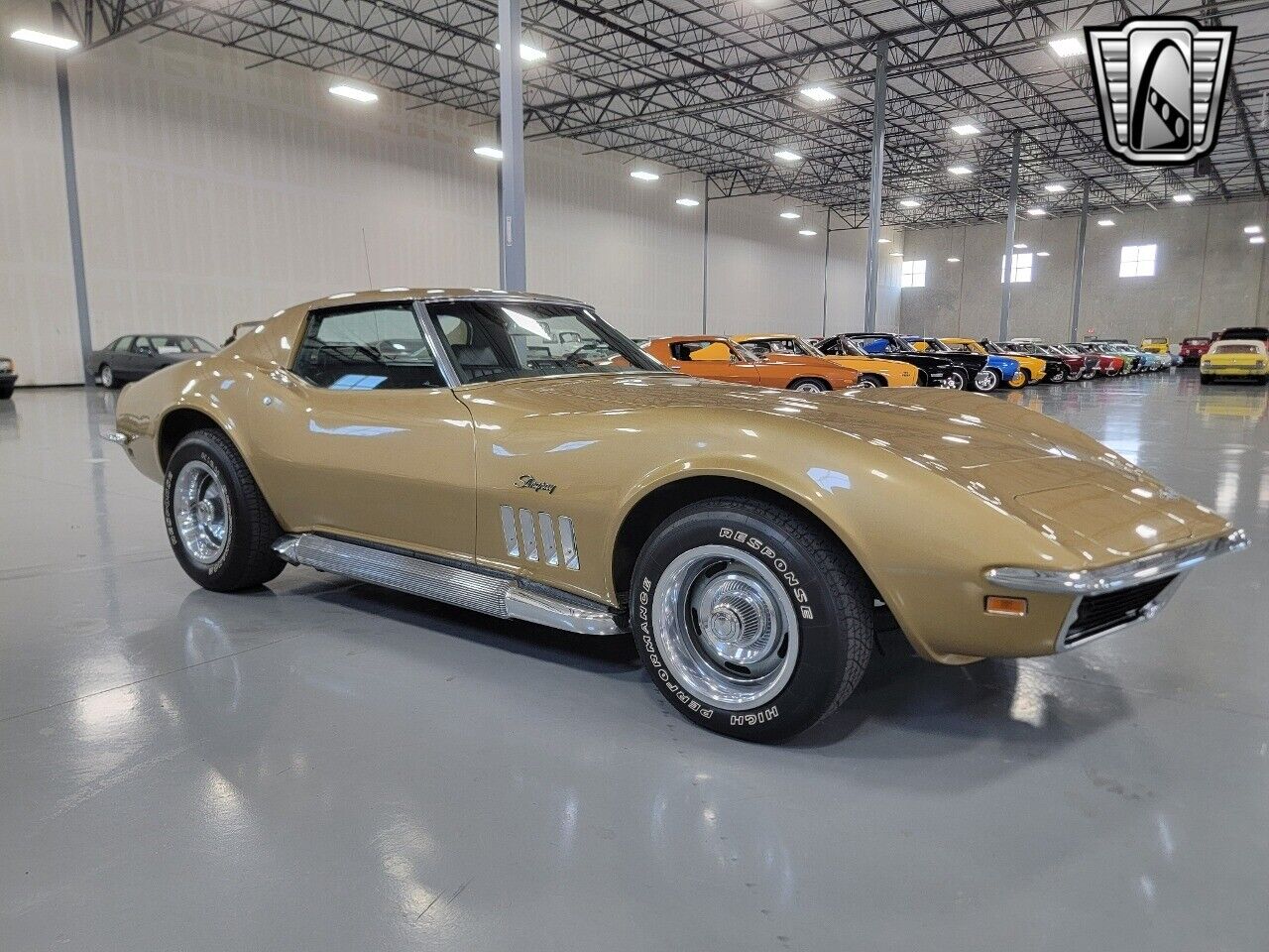 Chevrolet-Corvette-1969-Gold-Black-117622-9