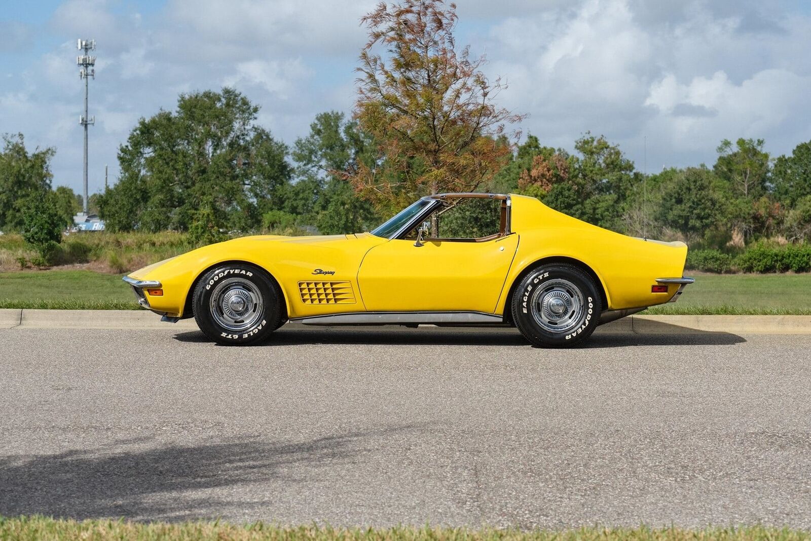 Chevrolet-Corvette-1972-Yellow-Tan-9825-1