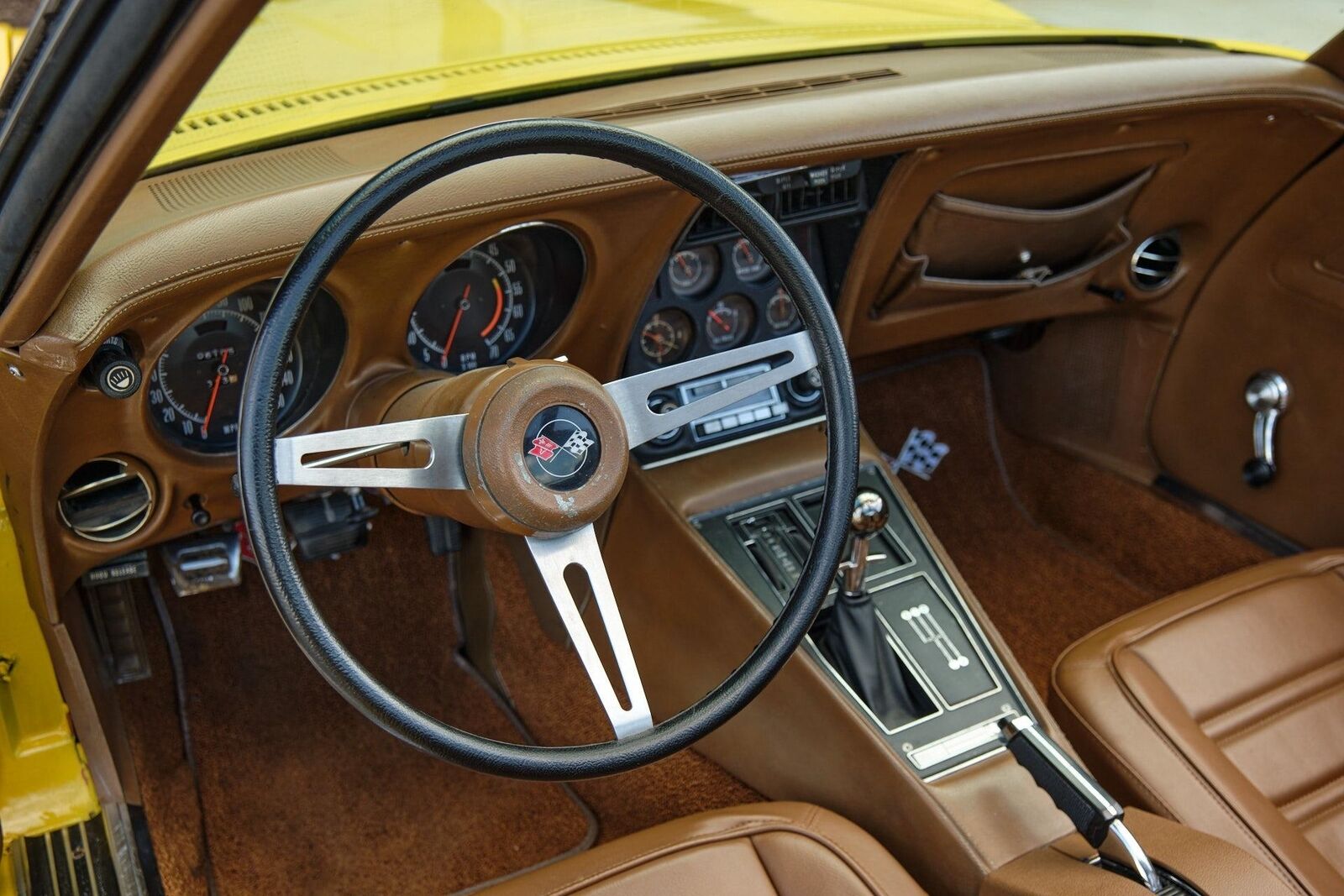 Chevrolet-Corvette-1972-Yellow-Tan-9825-11