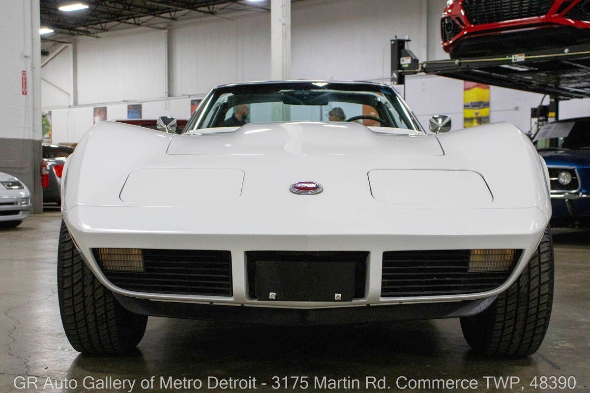 Chevrolet-Corvette-1974-White-Black-53363-11