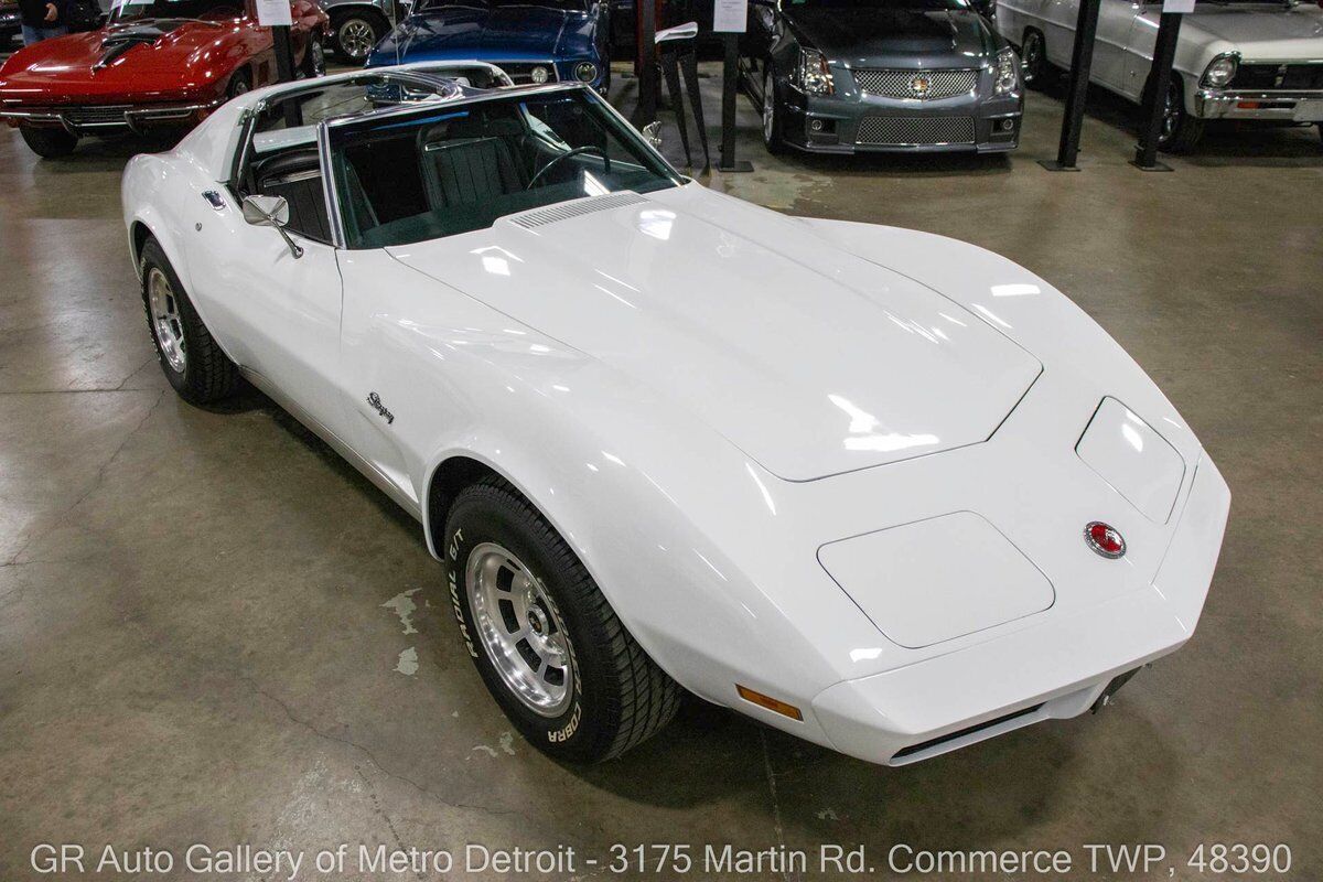 Chevrolet-Corvette-1974-White-Black-53363-8