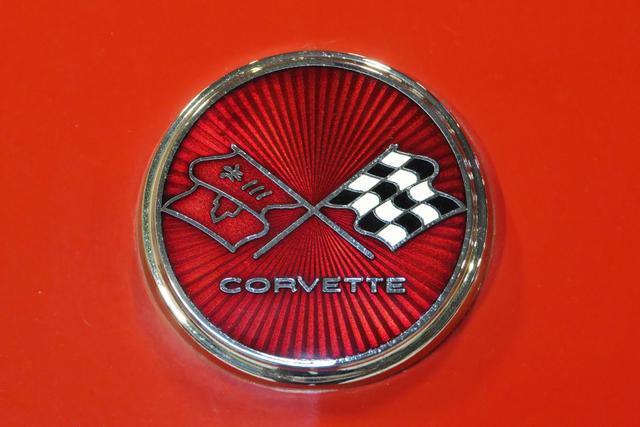 Chevrolet-Corvette-1975-11