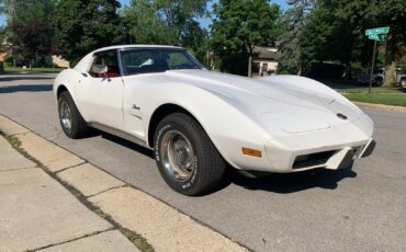 Chevrolet-Corvette-1975-White-Oxblood-Red-138404-1