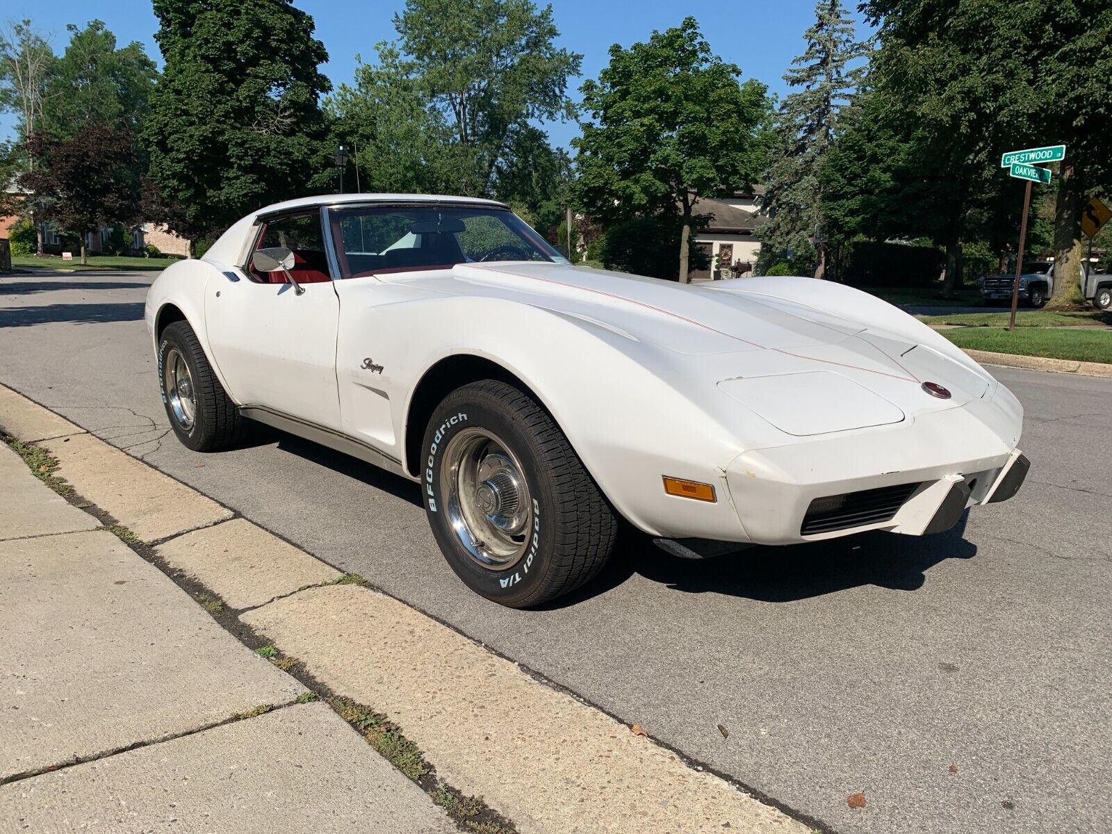 Chevrolet-Corvette-1975-White-Oxblood-Red-138404-1