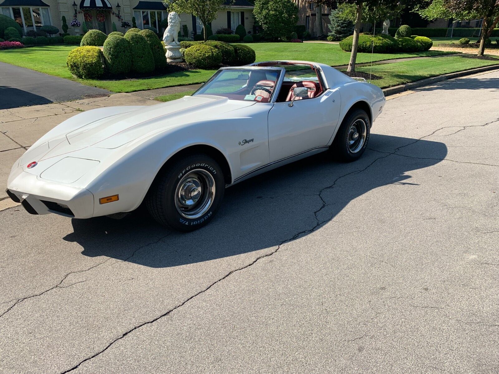 Chevrolet-Corvette-1975-White-Oxblood-Red-138404-10