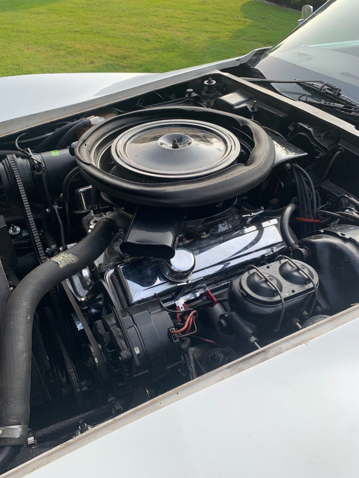 Chevrolet-Corvette-1975-White-Oxblood-Red-138404-19