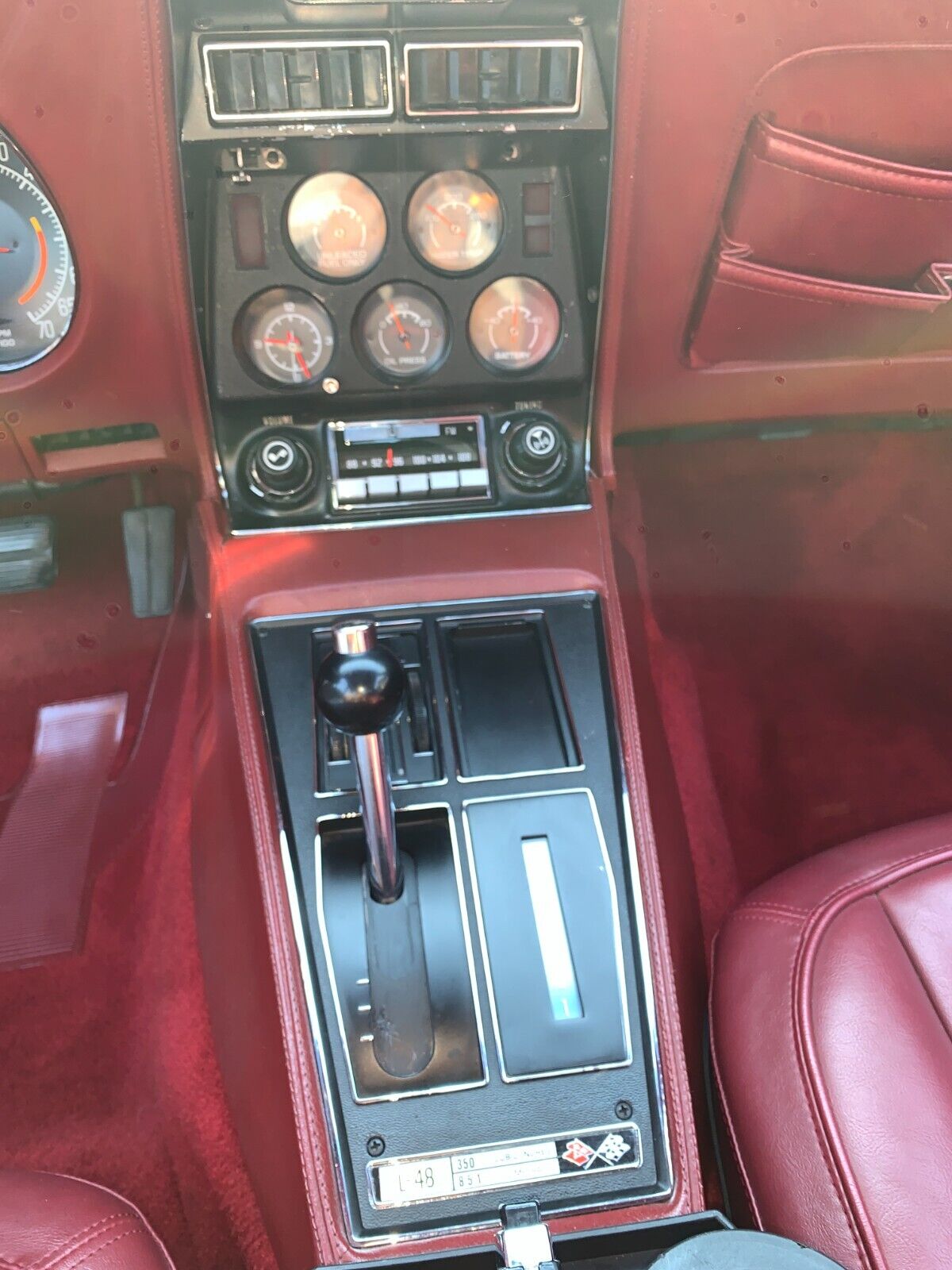 Chevrolet-Corvette-1975-White-Oxblood-Red-138404-24