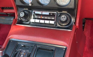 Chevrolet-Corvette-1975-White-Oxblood-Red-138404-25