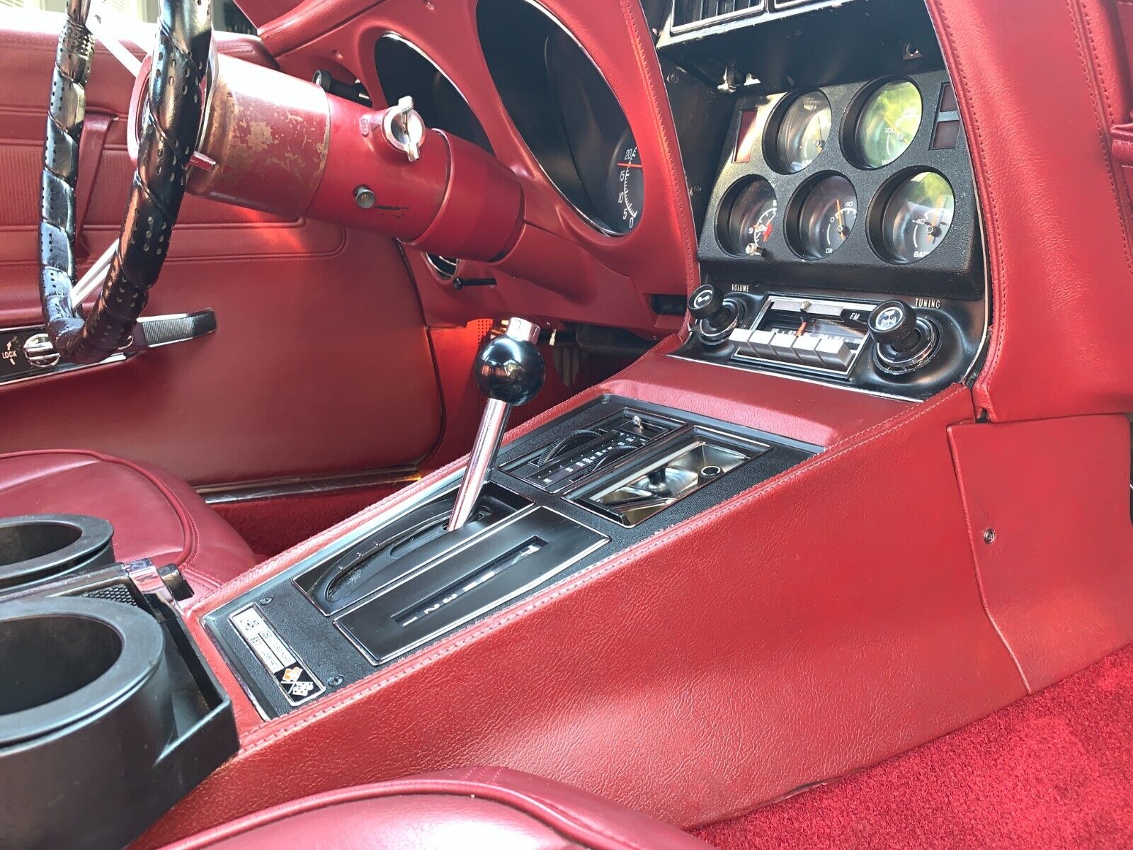 Chevrolet-Corvette-1975-White-Oxblood-Red-138404-29