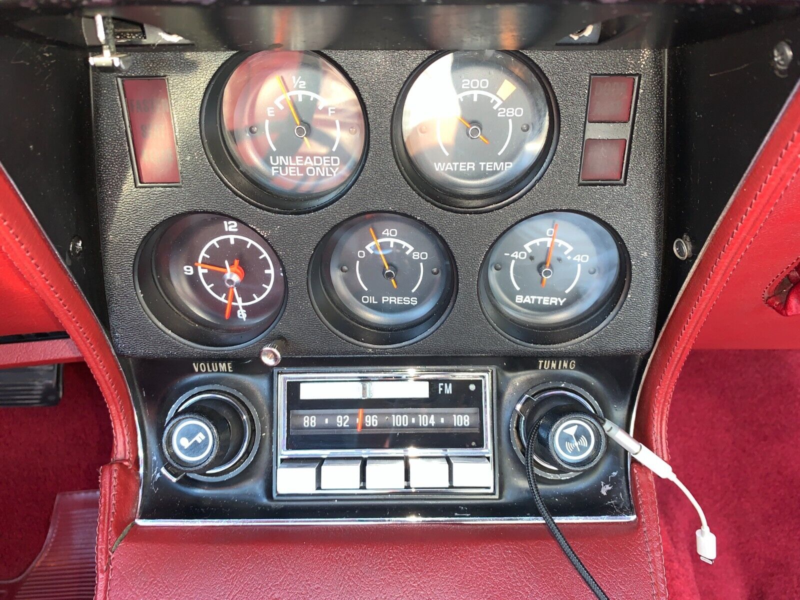 Chevrolet-Corvette-1975-White-Oxblood-Red-138404-31