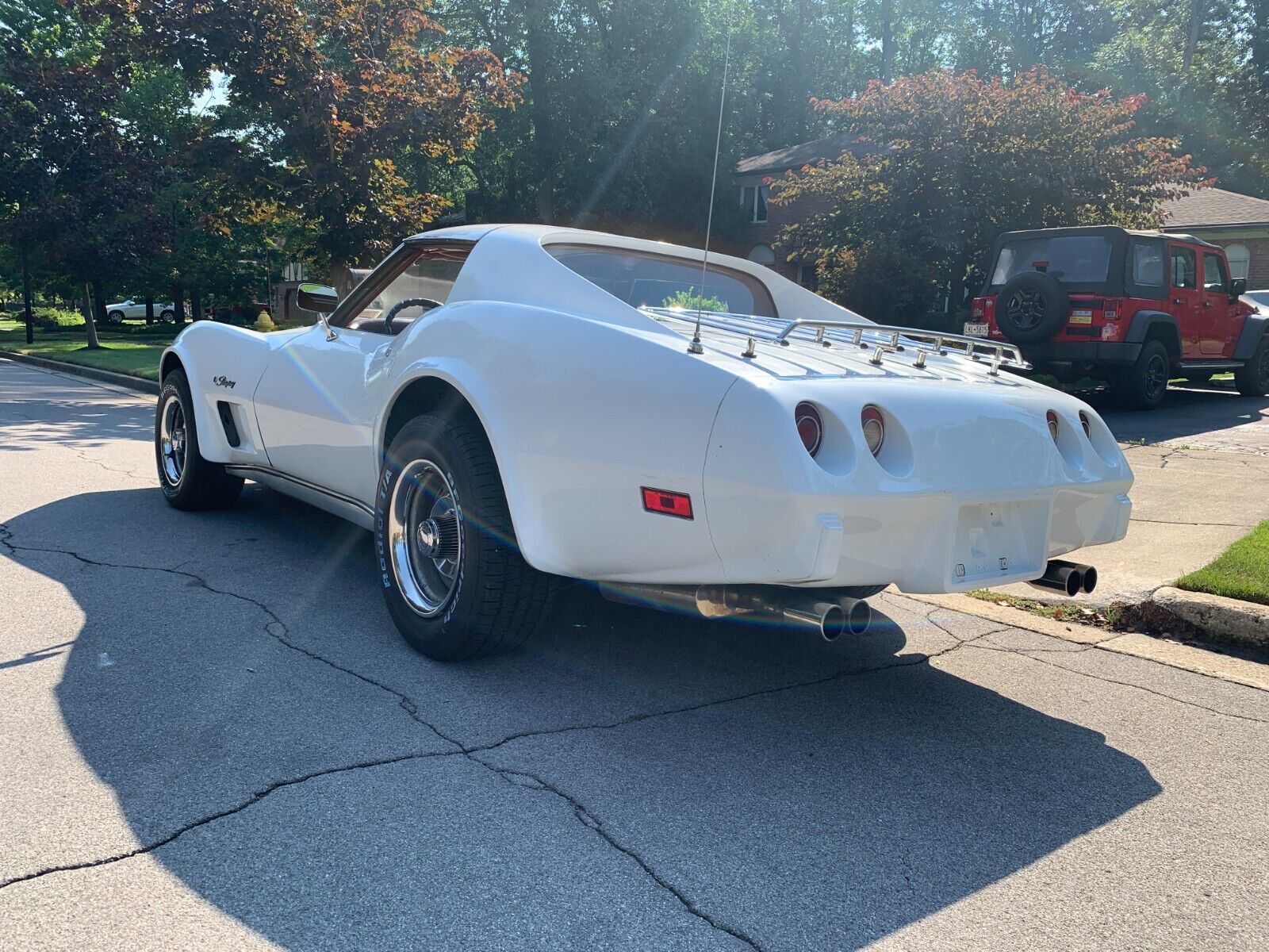 Chevrolet-Corvette-1975-White-Oxblood-Red-138404-5