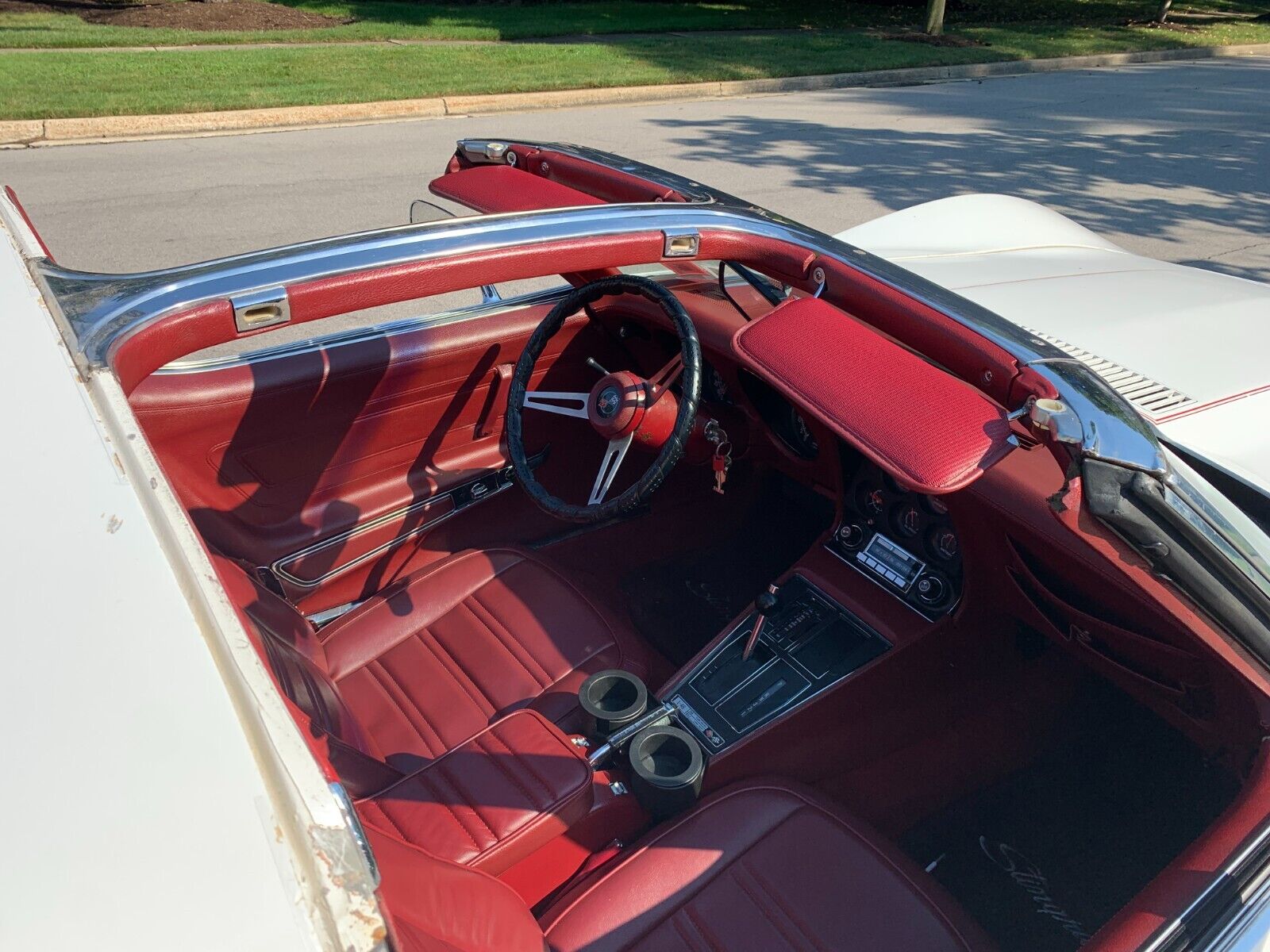 Chevrolet-Corvette-1975-White-Oxblood-Red-138404-6